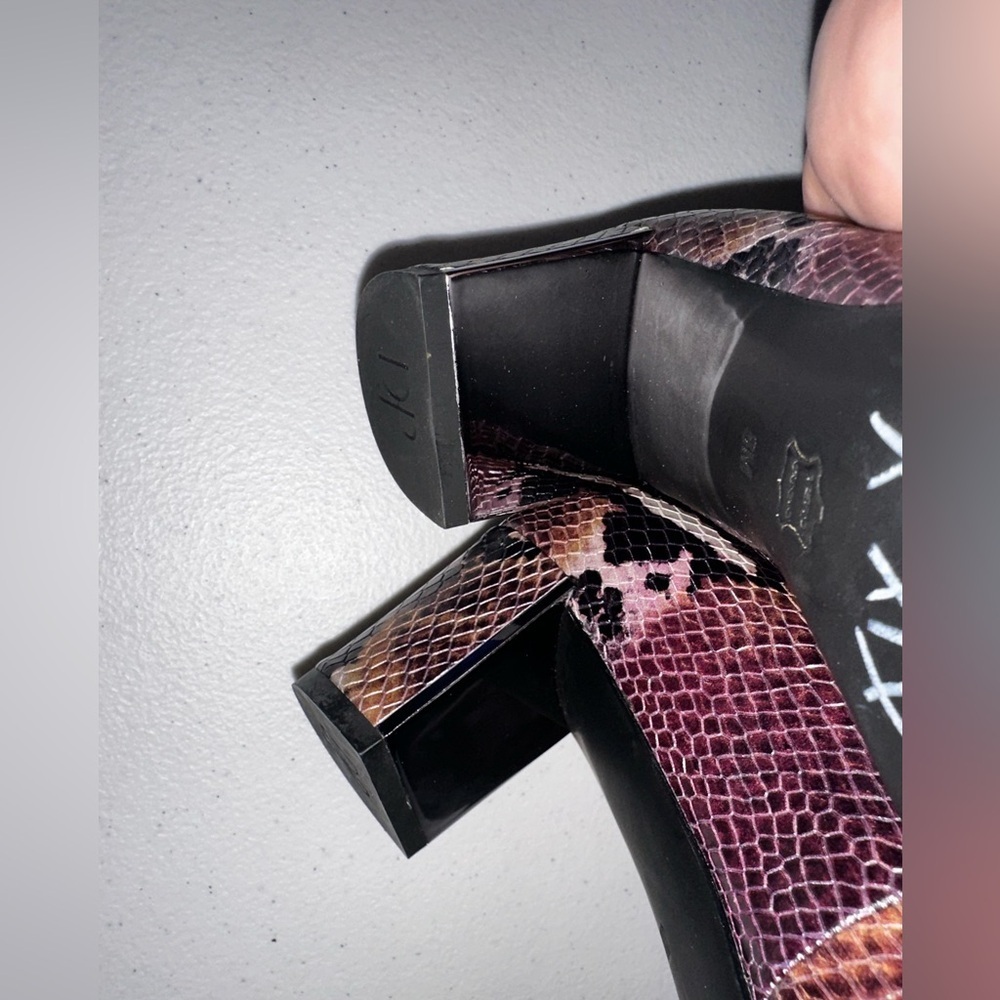 NWOB Donald Pliner Corin Leather Snakeskin Print Purple and Black Block Heel - Picture 9 of 12